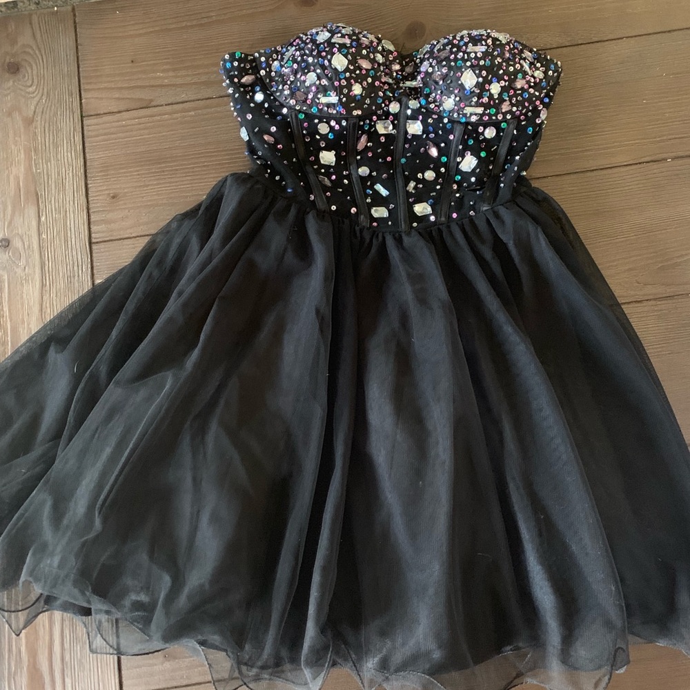 Life of a showgirl dress
Black strapless homecoming dress with sequins